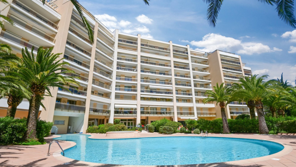 P R E D A J │1,5i byt na golfovom ihrisku s bazénom│Francúzska riviéra│Cannes