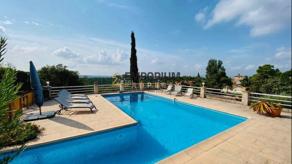 P R E D A J │5i RD na kopci s bazénom a výhľadom│Francúzska riviéra│Fréjus