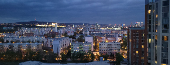 EMPORIUM PROPERTY│2i byt s chladením a výhľadom cestovateľa vesmírom