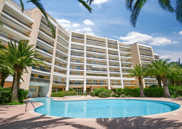 P R E D A J │1,5i byt na golfovom ihrisku s bazénom│Francúzska riviéra│Cannes